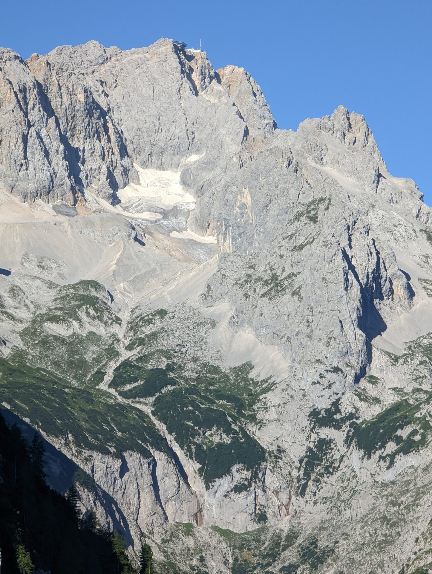 img/PXL_20220719_060817523-3.jpg - Luftige Kletterei über dem Grieskar | Wetterstein