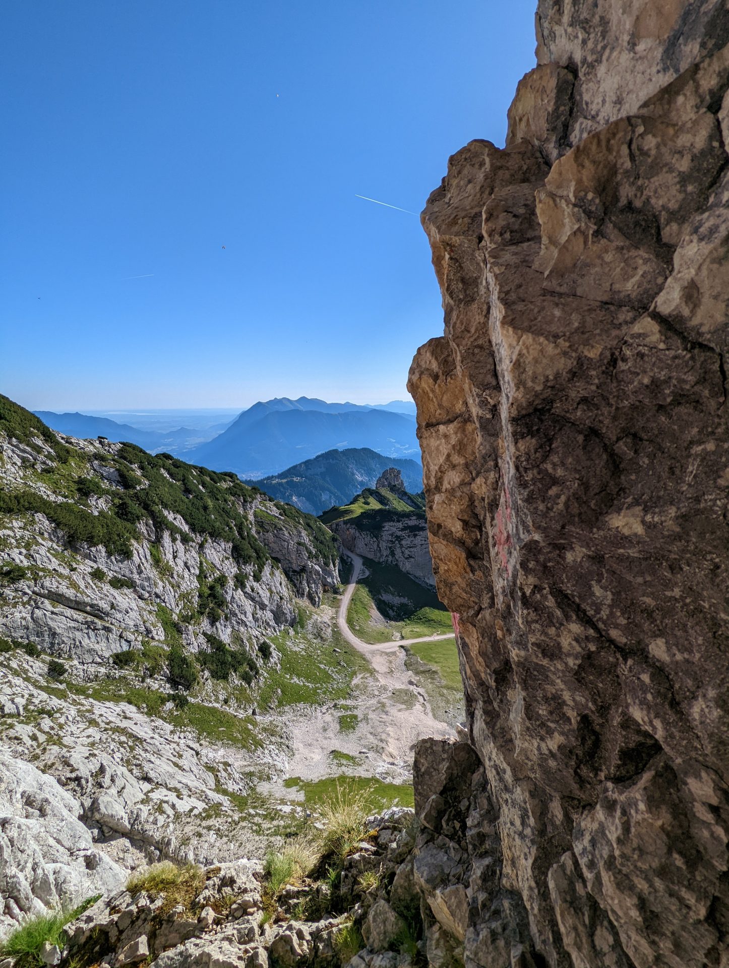 img/PXL_20220719_062446866-3.jpg - Luftige Kletterei über dem Grieskar | Wetterstein