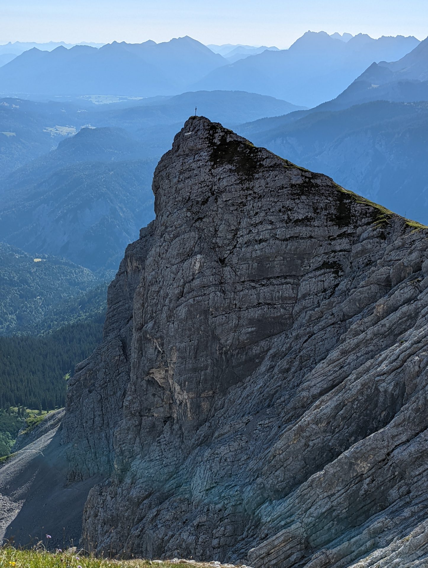 img/PXL_20220719_064349372-3.jpg - Luftige Kletterei über dem Grieskar | Wetterstein
